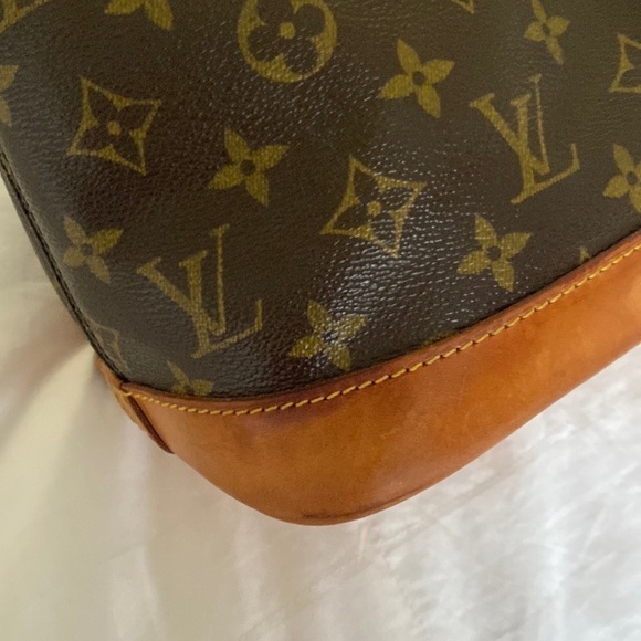 Louis Vuitton Alma Monogram with Gold Chain - Picture 7 of 17